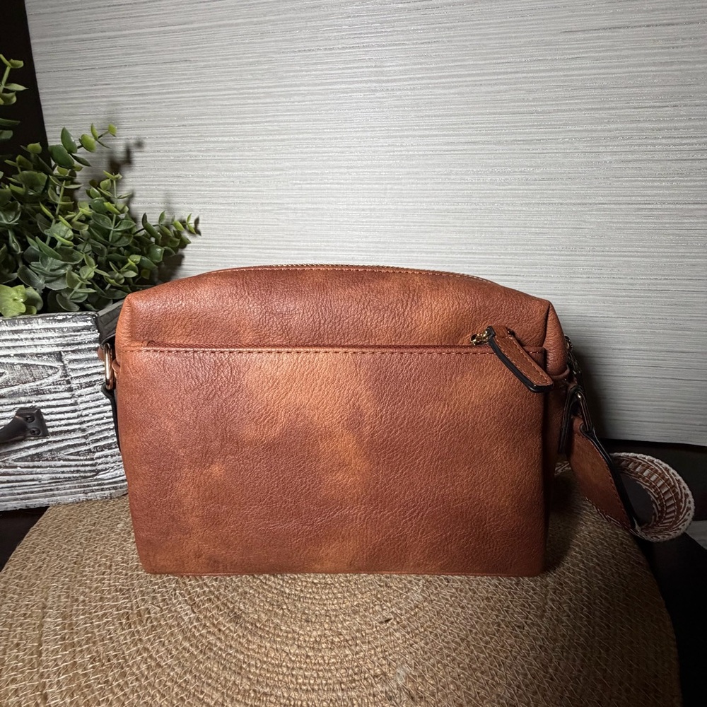 Bostanian Tan Crossbody Bag with Geometric Strap like new used once - Picture 6 of 15